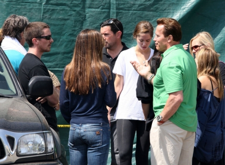 arnold schwarzenegger wife pictures. wife chatting with Arnold