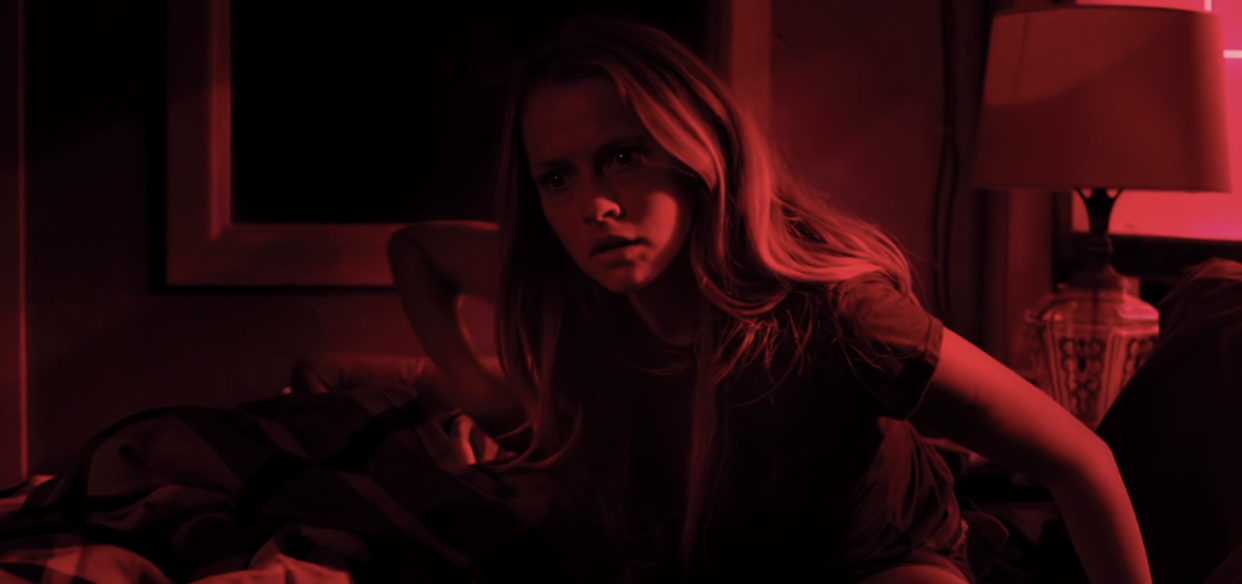 'Lights Out' Trailer Teresa Palmer Gets Haunted By Maria Bello's Shadowy, Dead Friend