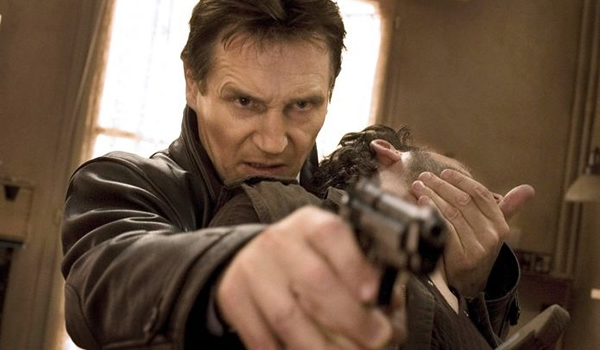 Liam Neeson liquidando a un tipo con una mano mientras encañona a otro con una pistola.