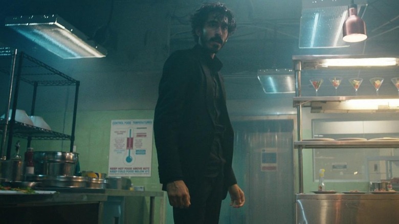 Dev Patel cuando era niño durante la pelea de la cocina al hombre mono
