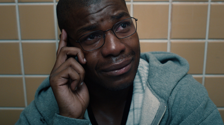 John Boyega como Brian Brown-Eheasley llorando por teléfono, rompiendo