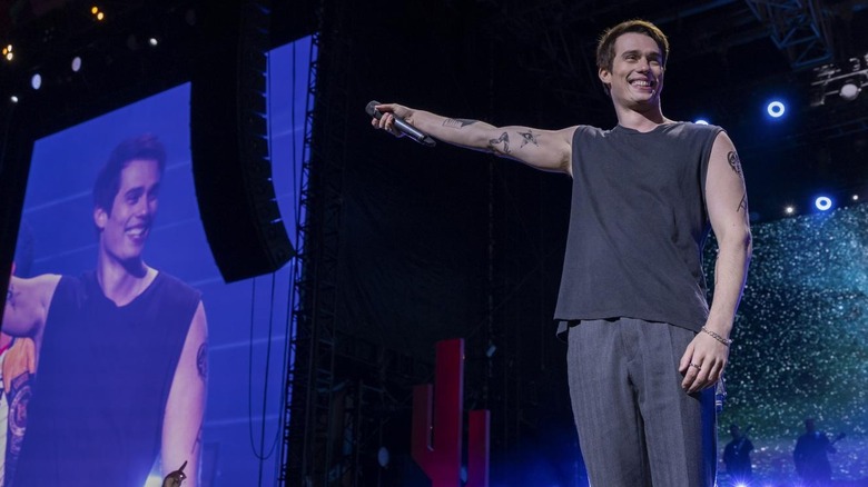 Nicholas Galitzine como Hayes cantando en el escenario en la idea de ti