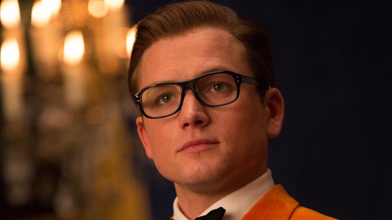 Taron Egerton como Eggys ​​en su disfraz de naranja en Kingsman: The Golden Circle