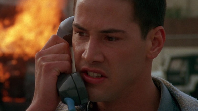 Keanu Reeves as Jack Traven on the phone in Speed
