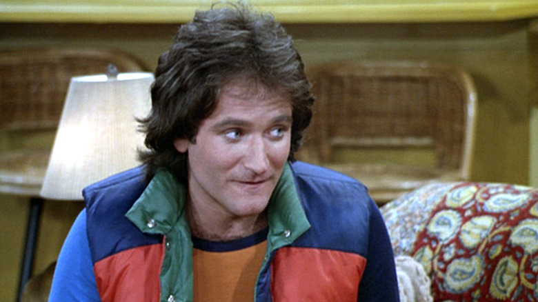 Robin Williams as Mork, smiling and looking to the side on Mork and Mindy.
