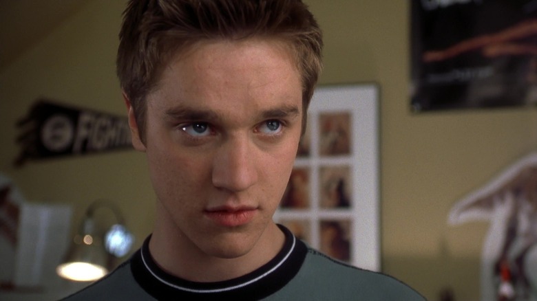 Devon Sawa as Alex Browning looking up in Final Destination