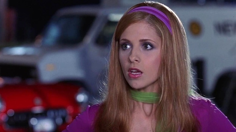 Sarah Michelle Gellar as Daphne Blake looking to the side in Scooby-Doo