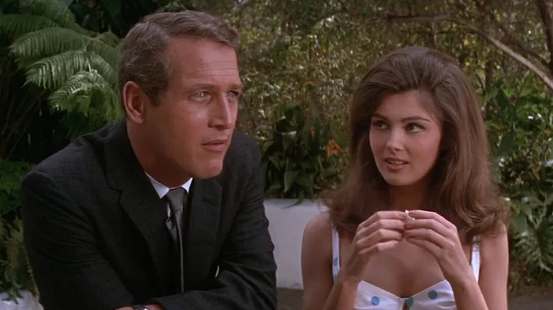 Miranda Sampson (Pamela Tiffin) glances at Lew Harper (Paul Newman) in Harper