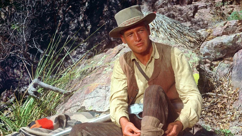 John Russell (Paul Newman) adjusts his shoes in Hombre