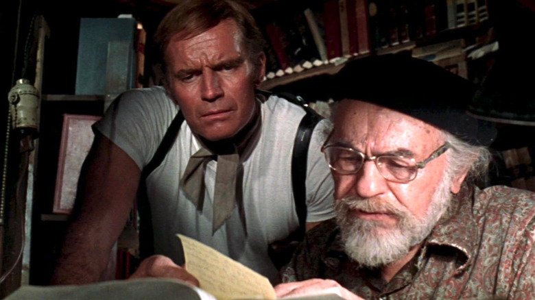 Charlton Heston as Robert and Edward G. Robinson as Sol reading a note in Soylent Green