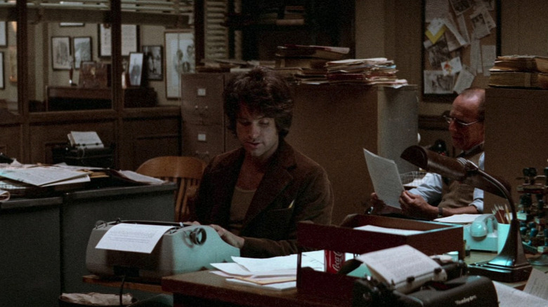 Warren Beatty as Joe typing in a newsroom in The Parallax View