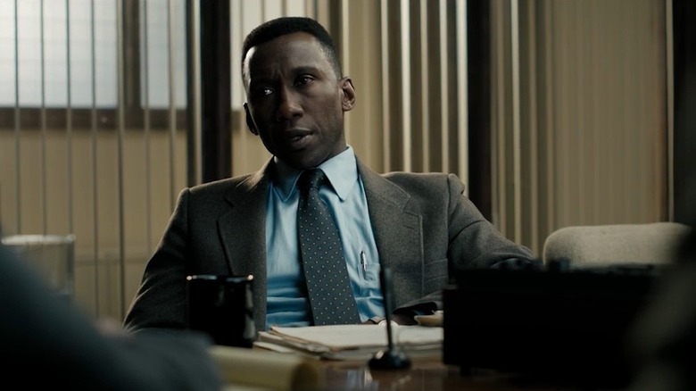 Mahershala Ali as Wayne Hays sitting in a chair and talking in True Detective