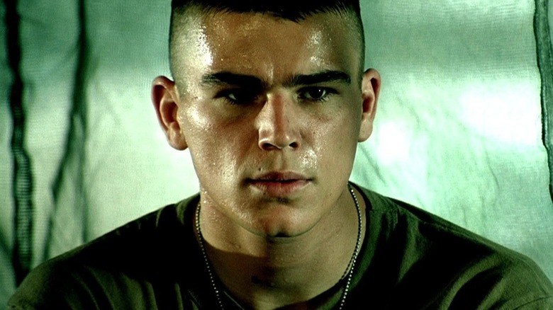 Josh Hartnett as Matt Eversmann staring and listening in Black Hawk Down