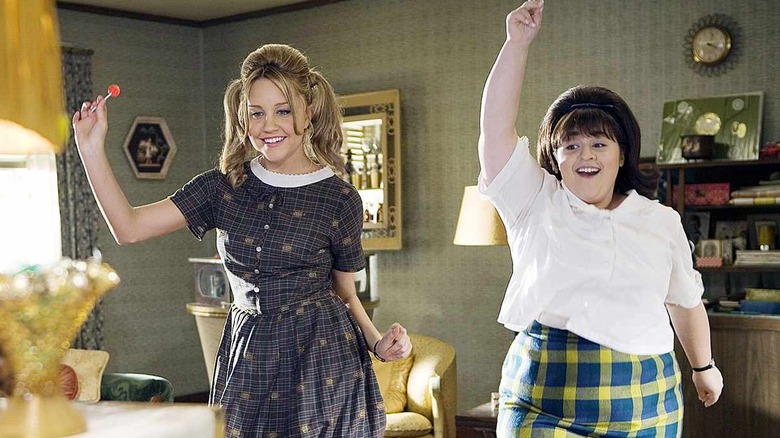 Amanda Bynes and Nikki Blonsky as Penny and Tracy dancing in Hairspray