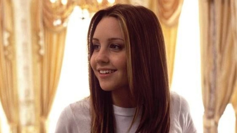 Amanda Bynes as Daphne is luxury suite in What a Girl Wants