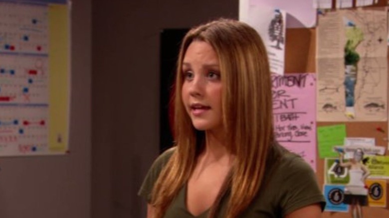 Amanda Bynes as Holly standing near a corkboard on What I Like About You