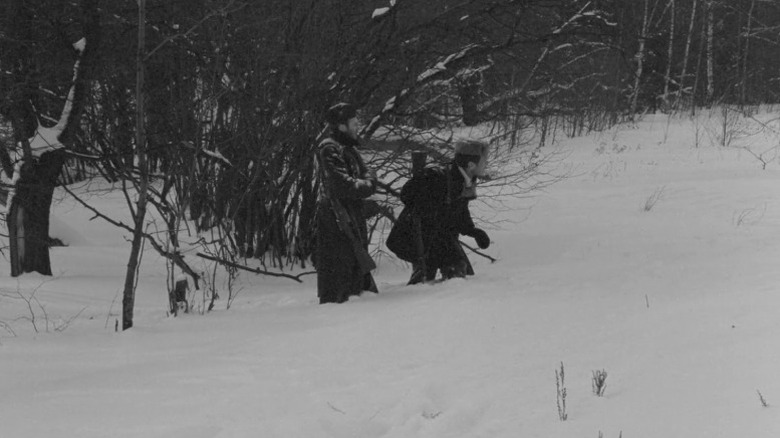 Boris Plotnikov as Sotnikov and Vladimir Gostyukhin as Rybak walking in snow in The Ascent