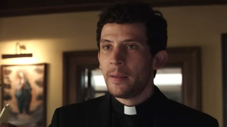 Josh O'Connor as Jud Duplenticy, wielding a note in Wake Up Dead Man