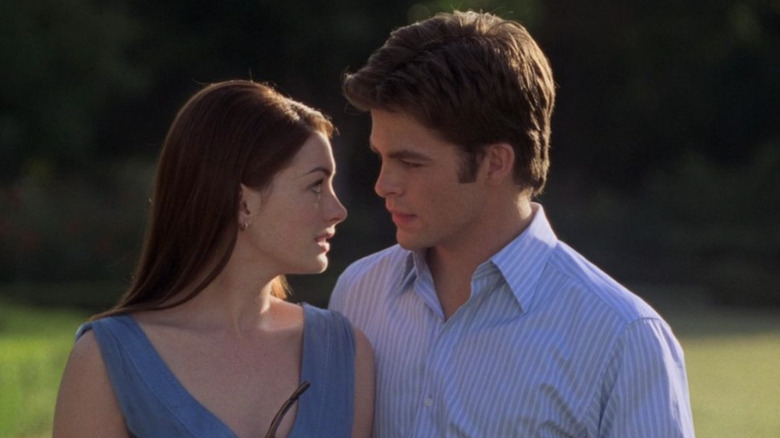 Anne Hathaway as Mia Renaldi being romantic with Chris Pine as Nicholas Devereaux in The Princess Diaries 2: Royal Engagement