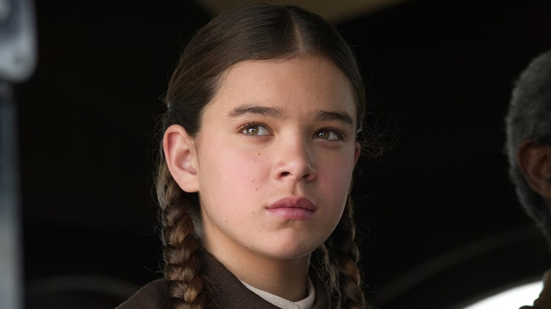 Hailee Steinfeld as Mattie staring out of a carriage in True Grit