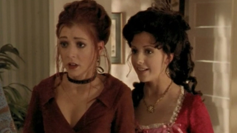Buffy (Sarah Michelle Gellar) and Willow (Alyson Hannigan) looking in mirror on Buffy the Vampire Slayer