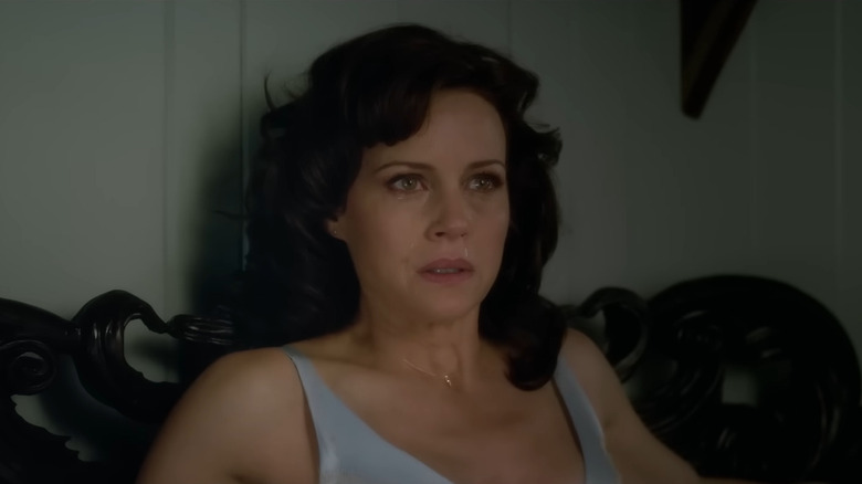 Carla Gugino as Jessie Burlingame, crying in bed in Geralds Game