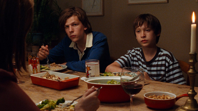 Jesse Eisenberg as Walt and Owen Klein as Frank sitting at the dinner table in The Squid and The Whale