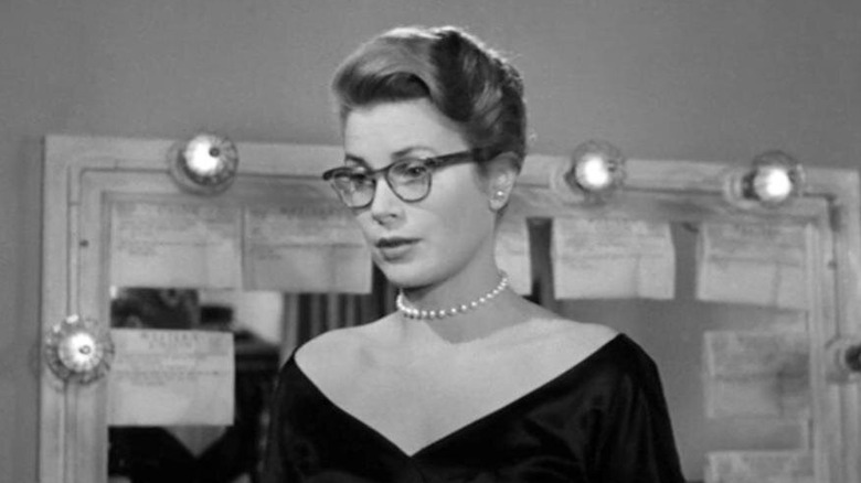 Grace Kelly as Georgie Elgin in front of a vanity in The Country Girl.