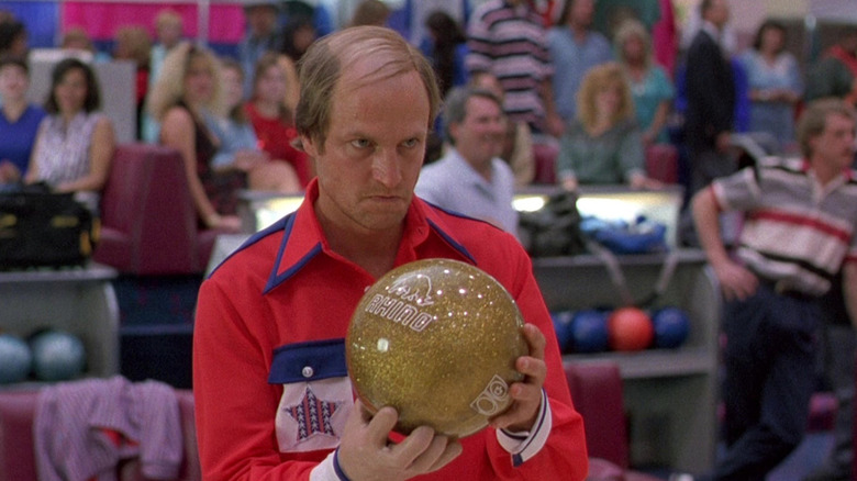 Roy Munson (Woody Harrelson) lines up his shot in Kingpin