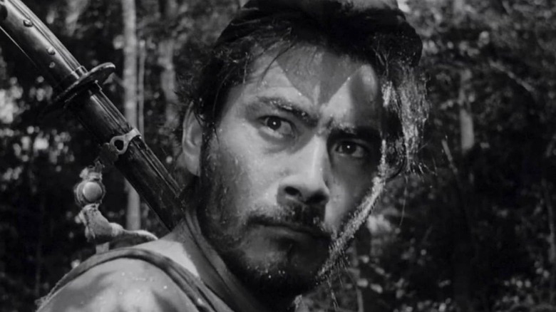 Toshiro Mifune as Tajōmaru staring intensely in Rashomon