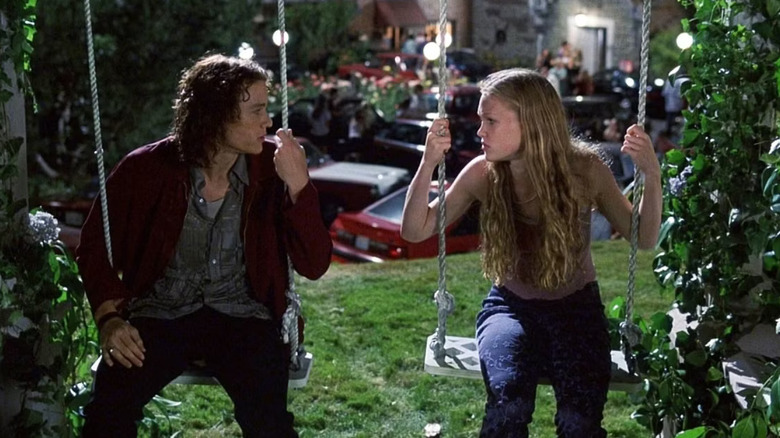 Heath Ledger and Julia Stiles as Patrick Verona as Kat Stratford having a heart to heart on a swing set in 10 Things I Hate About You