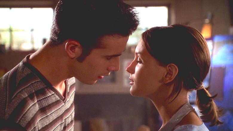 Freddie Prinze Jr. and Rachael Leigh Cook as Zack Siler and Laney Boggs move closer to kiss in She's All That
