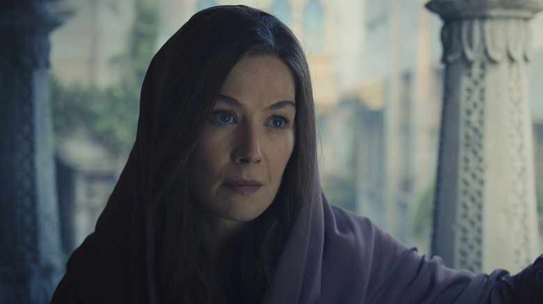 Moiraine Damodred (Rosamund Pike) wearing a cloak on The Wheel of Time
