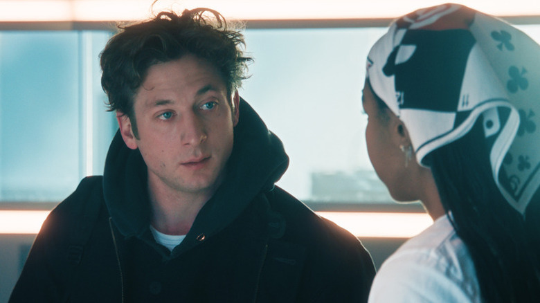 Carmy Berzatto (Jeremy Allen White) speaks to Sydney Adamu (Ayo Edebiri) in the kitchen in The Bear