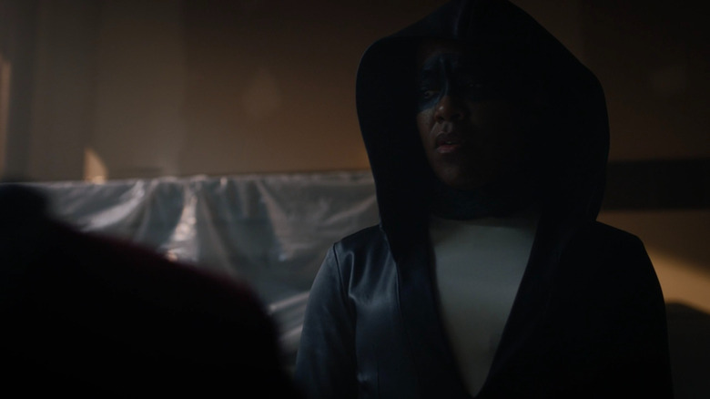Sister Knight (Regina King) in a warehouse on Watchmen