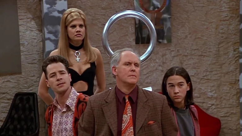 Harry (French Stewart), Sally (Kristen Johnston), Dick Solomon (John Lithgow), and Tommy (Joseph Gordon-Levitt) sit together in 3rd Rock from the Sun