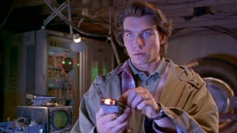 Quinn Mallory (Jerry O'Connell) uses an experimental device in Sliders