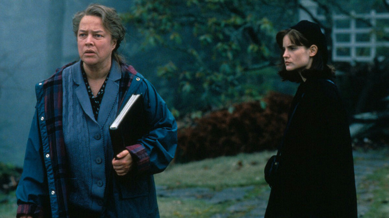 Kathy Bates as Dolores Claiborne and Jennifer Jason Leigh as Selena St. George in Delores Claiborne, with Selena looking at Delores as she looks on at something out of frame.