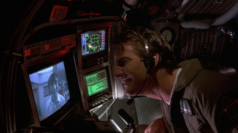 Lt. Tuck Pendleton (Dennis Quaid) talks to Jack Putter (Martin Short) on a screen in Innerspace