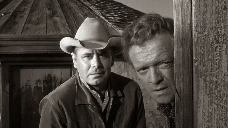 Ben Wade (Glenn Ford) and Dan Evans (Van Heflin) peer around a corner in 3:10 to Yuma (1957)
