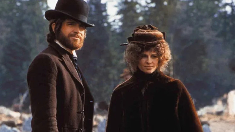 John McCabe (Warrren Beatty) stands outside next to Constance Miller (Julie Christie) in McCabe & Mrs. Miller