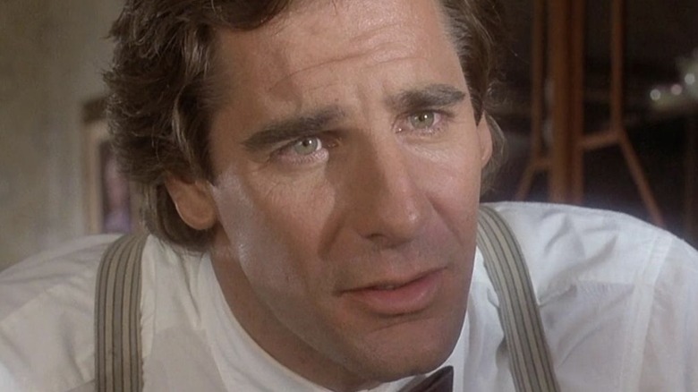 Sam Beckett (Scott Bakula) leans over with eyes lit up in Quantum Leap (1989)