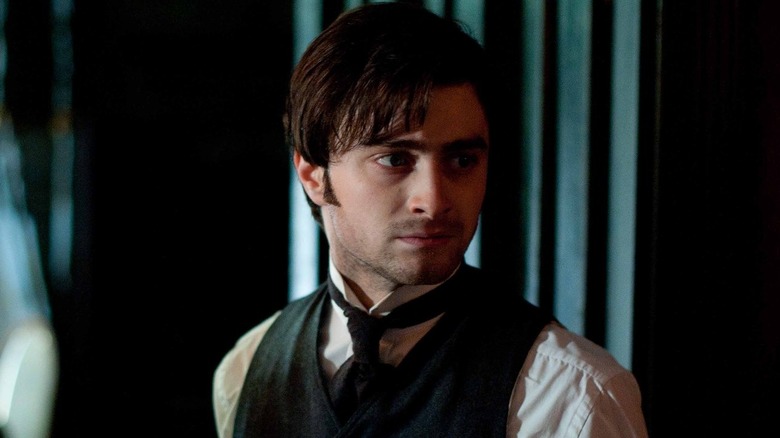 Daniel Radcliffe as Arthur Kipps looking off-screen in The Woman in Black