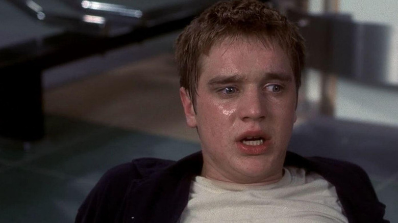 Devon Sawa as Alex Browning scared after the plane explodes in Final Destination