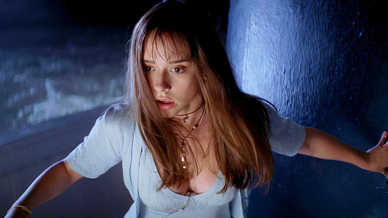 Jennifer Love Hewitt as Julie James looks scared in I Know What You Did Last Summer