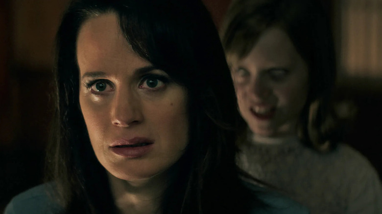 Alice doesn't notice her daughter Doris is possessed and standing behind her in Ouija: Origin of Evil