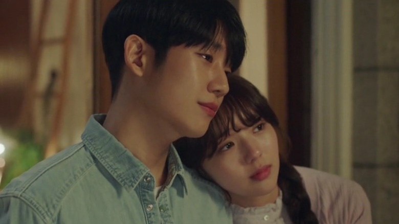 Han Seo-woo (Chae Soo-bin) rests her head on the shoulder of Moon Ha-won (Jung Hae-in) in A Piece of Your Mind