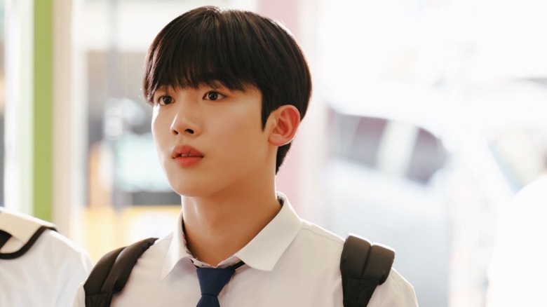 Gong Ki-yoon (Kim Yo-han) stands wearing his school uniform and backpack in School 2021