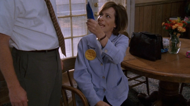 Lois (Jane Kaczmarek) waving her orthopedics in front of Hal (Bryan Cranston) on Malcolm in the Middle