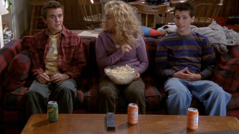 Malcolm (Frankie Muniz), Jessica (Hayden Panettiere), and Reese (Justin Berfield) sitting on a couch on Malcolm in the Middle
